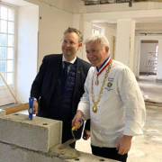 Le chef Christian Têtedoie pose la première pierre du futur CFA de la Gastronomie au Château de Lacroix Laval