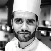 Maxime Roullier, chef cuisinier du restaurant Saint Paul, à Préfailles (Loire-Atlantique), retour dans l’entreprise familiale
