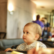 Enfants au restaurant gastronomique – de plus en plus de tables étoilées imposent des restrictions d’âge pour les accueillir