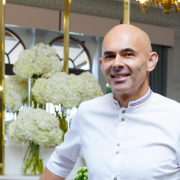 Angelo Musa – C’est à Harrods, le grand magasin iconique de Londres, que le chef pâtissier vient d’ouvrir son premier salon de thé – interview pour F&S