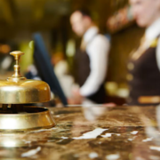 Dans les Hôtels Plaza Athénée et Meurice, les clients doivent payer une « Contribution employés » de 5% sur leur addition finale