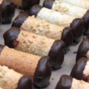La renaissance du Mirliton – biscuit en forme de cigarette, fourré de crème pralinée et fermé à ses extrémités par deux bouchons en chocolat, est né en 1340
