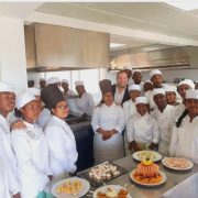 Le chef Guillaume Gomez en visite à Madagascar pour remettre les premiers diplômes de formation à la cuisine des Instituts d’Excellence Culinaire qu’il parraine