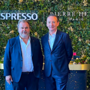 Nespresso et le chef pâtissier Pierre Hermé entament une collaboration et créent une édition limitée pour les fêtes de fin d’année – lancement à Tokyo et Marrakech