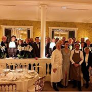 Le restaurant Lasserre Paris fête ses 80 ans entouré de 108 étoiles Michelin