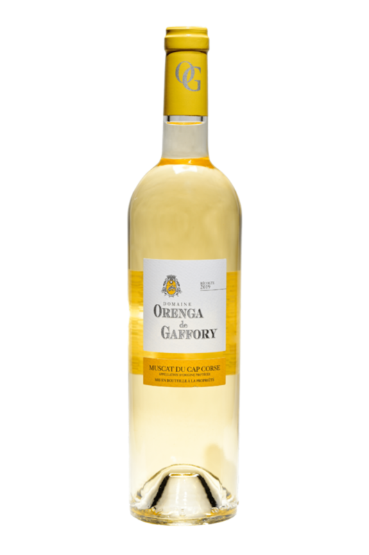 Bouteille de vin blanc très doré avec une jolie étiquette blanche et or très élégante