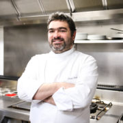 Le chef Paul Courtaux signe l’offre culinaire du restaurant Trinque Fougasse, historique bar à vins de Montpellier