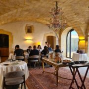 Entre histoire, art et gastronomie renaissance du Château de Collias, sur place le chef Julien Martin illumine les cuisines
