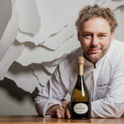 Ruinart & Arnaud Donckele s’engagent dans une alliance d’excellence pour défendre une vision commune entre champagne et gastronomie et signent un partenariat trois étoiles