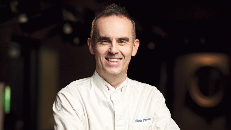 Portrait d'un chef de cuisine en blanc souriant