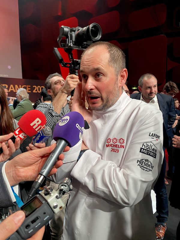 Un chef parlant aux micros de la radio