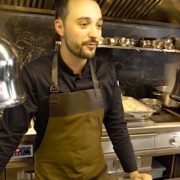 Au restaurant Braise à Paris, le chef Sylvain Courivaud propose une cuisine façonnée par les flammes