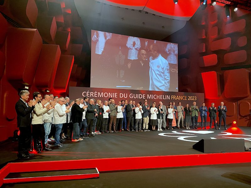 Sous un écran géant et sur la scène du palais des congrès de Strasbourg ou tout est rouge de très nombreux chefs sont alignés formant un arc de cercle sur la scène