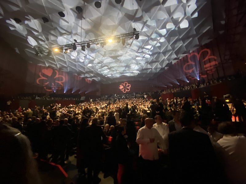 Une salle des congres remplis de plus de 1500 personnes 
