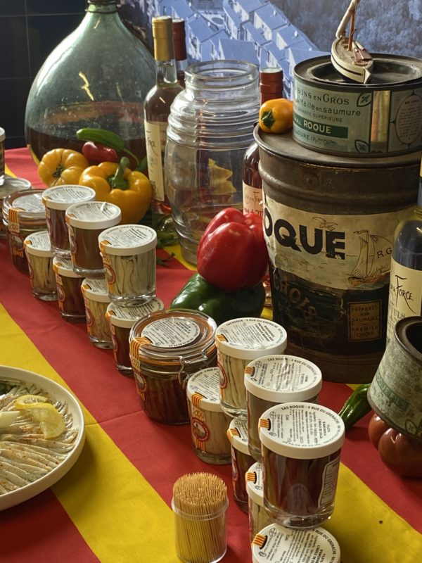 Produits à base d'anchois posés sur une table couverte d'un drapeau catalan jaune et rouge