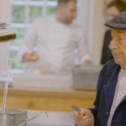 À 90 ans, le chef Michel Guérard passe encore tous les jours derrière les fourneaux pour goûter