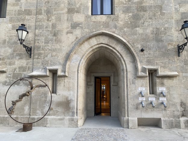 Entrée de l'ancienne prison de Béziers avec une sculpture à gauche