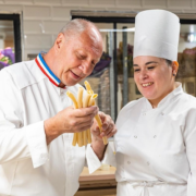 Le chef Éric Frechon se lance dans la production de pâtes fraîches au Bristol à Paris