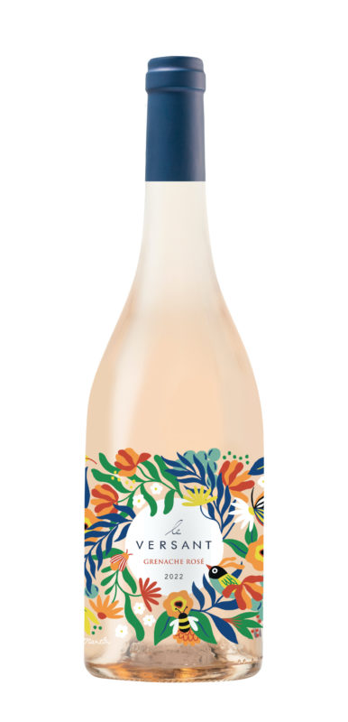 Bouteille de vin rosé avec une étiquette fleurie