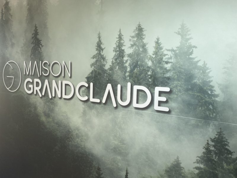 Photo en noir et blanc représentant une forêt dans la brume avec écrit dessus Maison Granclaude
