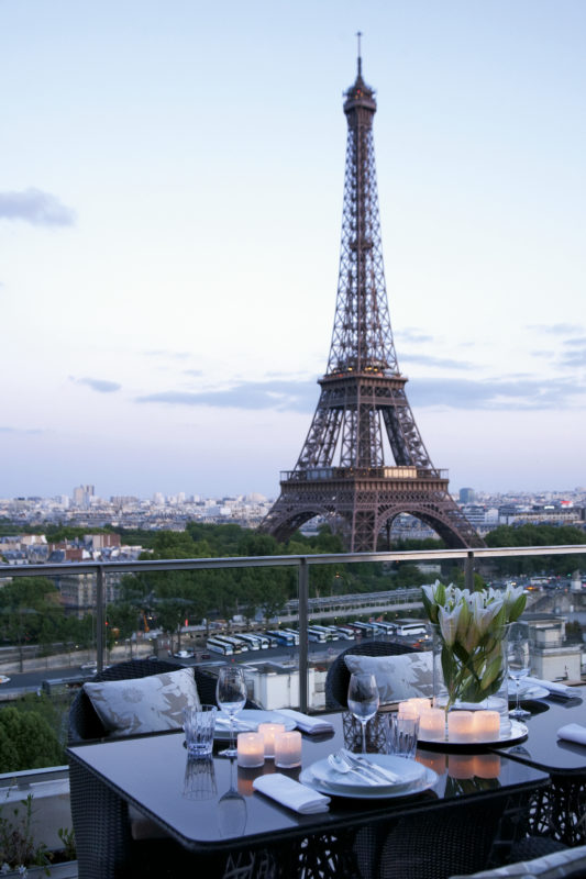 L’attribut alt de cette image est vide, son nom de fichier est Shangri-La-Paris-Eiffel-view-dinner-©-Shangri-La-Paris-533x800.jpg.