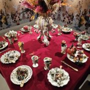Montpellier – L’art de la table avec Marlène Mocquet qui a dressé sa table étrange et enchantée à L’Hôtel Richer de Belleval qui accueille l’exposition « Différent parfois, libre toujours »
