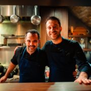 Les chefs Adrien Castillo et Romain Dupeyre fêtent les 1 an de leur restaurant Racines à Hong Kong – Ils ont été rejoint par le chef Guillaume Galliot en cuisine