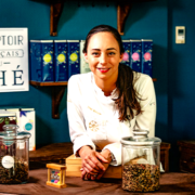 Nina Métayer infuse votre café gourmand – Collaboration de la cheffe pâtissière avec le Comptoir Français du thé.