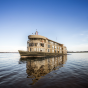 Luxe et gastronomie au cœur de l’Amazonie : croisière à bord des navires Delfín Amazon Cruises qui font leur entrée dans les Relais&Châteaux