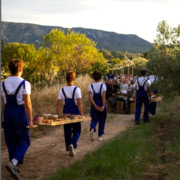 Les tables des Dîners insolites animeront l’été des paysages de Provence