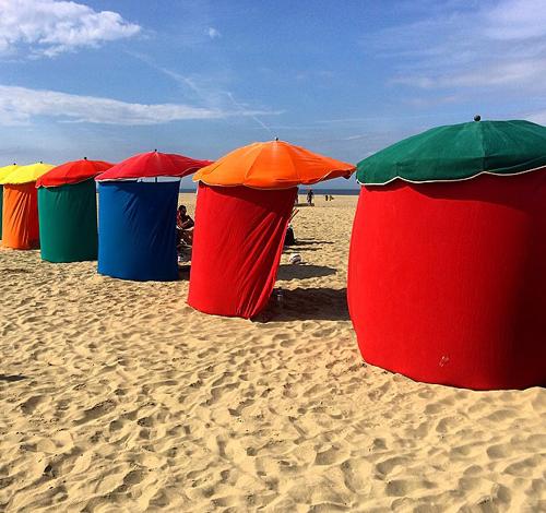 L’attribut alt de cette image est vide, son nom de fichier est parasols-ouverts-deauville-500x470_0.jpg.