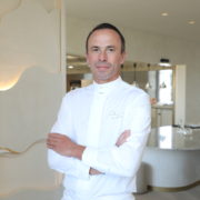 Découvrez l’interview de Christophe Hay, chef du restaurant gastronomique Christophe Hay, au sein de L’hôtel Fleur de Loire, hôtel proche des Châteaux de la Loire.