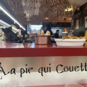 Les tables de l’été – Pause joyeuse et épicurienne à La Pie qui Couette aux Halles de Nimes