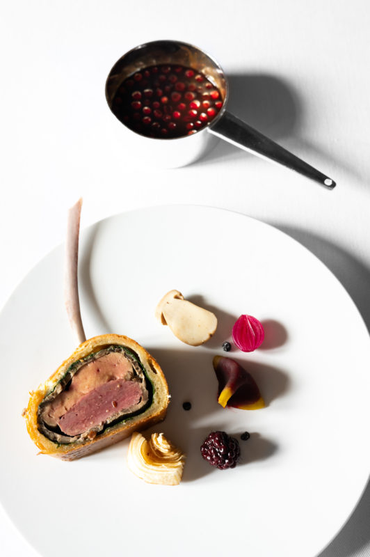 L’attribut alt de cette image est vide, son nom de fichier est Le-Meurice-Restaurant-Tantris-Chevreuil-de-Baviere-en-croute-foie-gras-de-canard-sauce-grand-veneur-by-Jordan-sapally-532x800.jpg.