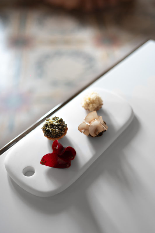 L’attribut alt de cette image est vide, son nom de fichier est Restaurant-le-Meurice-Alain-Ducasse-x-Restaurant-Tantris-Amuses-bouche-by-Jordan-Sapally-532x800.jpg.