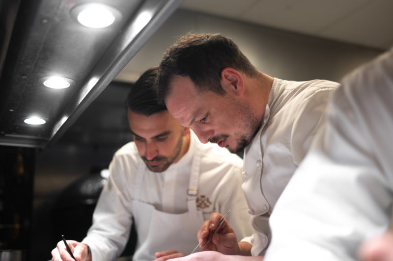 L’attribut alt de cette image est vide, son nom de fichier est Restaurant-le-Meurice-Alain-Ducasse-x-Tantris-Amaury-Bouhours-Benjamin-Chmura-kitchen-by-Jordan-Sapally-800x532.jpg.