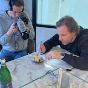 Brèves de Chefs – Mauro Colagreco au Cap d’Antibes, Anne-Sophie Pic au Louvre, Nicolas Sale ouvre « À la Source » au marché de Rungis, le café de René Redzepi pour Noma, les 200 ans du Chapon Fin à Bordeaux, Georgiana Viou « Oui Cheffe ! »…