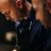 Les frères jumeaux Mathias et Thomas Sühring à Bangkok ont décrochés trois étoiles au guide Michelin – F&S était sur place quelques jours avant leur accès au sommet de la gastronomie mondiale