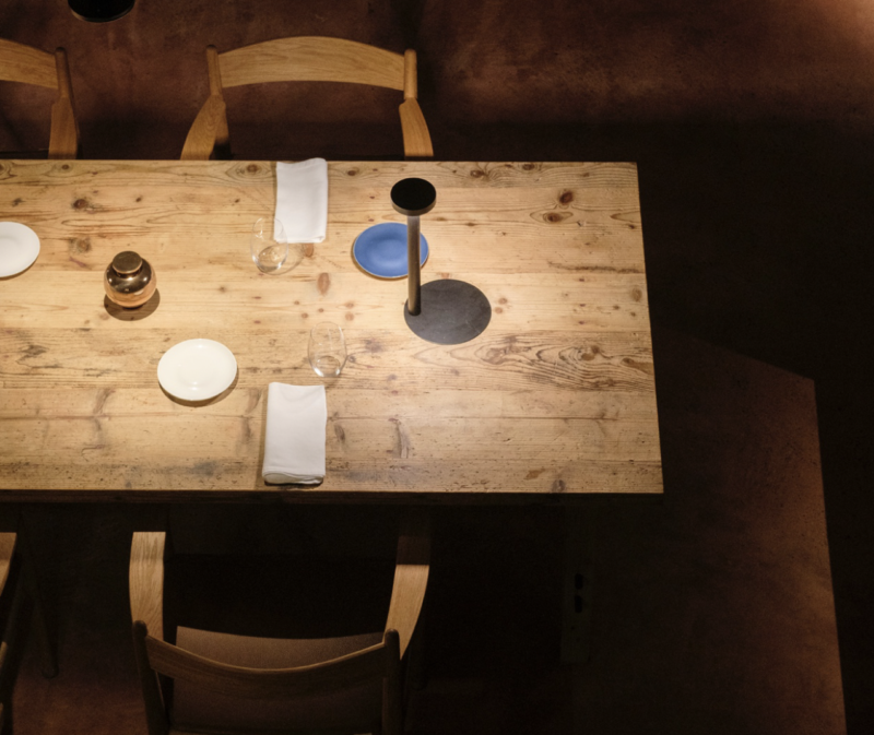 Une image contenant meubles, intérieur, table, bois
Description générée automatiquement