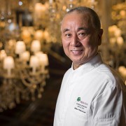 Interview : Nobu Matsuhisa vient d’ouvrir au Royal Monceau à Paris –  » Si mon père était toujours de ce monde, j’aimerais cuisiner pour lui. « 