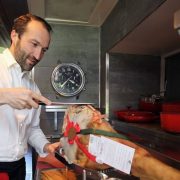 Cédric Béchade confirme qu’il ouvrira à l’automne une table gastronomique dans l’ancienne demeure de Karl Lagerfeld à Biarritz