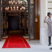 En rachetant FRHI ( Raffles, Fairmont, Swissôtel ), AccorHotels devient le troisième opérateur hôtelier mondial et se repositionne dans le secteur du Luxe
