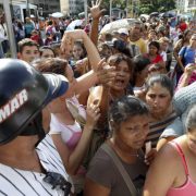 Venezuela face à la catastrophe alimentaire… les habitants adoptent la débrouille pour cuisiner