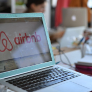 Airbnb devient la start-up la mieux valorisée du secteur high-tech. Avec Airbnb et Booking.com le monde de l’hôtellerie subit un grand bouleversement économique