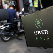 Comment UberEats et Amazon veulent séduire les restaurateurs indépendants en leur assurant une croissance importante