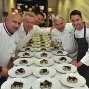 Philippe Mille a réuni 5 chefs et 11 étoiles pour un dîner où le chef Gérard Boyer a remis le tablier !