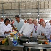 Les chefs cuisinent sur le marché de Fort-de-France pour le Martinique Chefs Festival