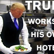 Donald Trump fait le show en travaillant comme serveur room service dans son hotel de Chicaco