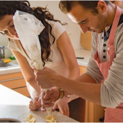 Airbnb – Attention ils débarquent dans la FOOD ! … cours de cuisine, repas chez les particuliers, visite de marché, ramassage de truffe …