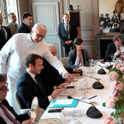 Vladimir Poutine et Emmanuel Macron à la table d’Alain Ducasse
